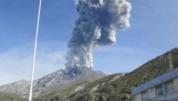 Nueva explosión en el volcán Ubinas desata emisión masiva de gases y cenizas