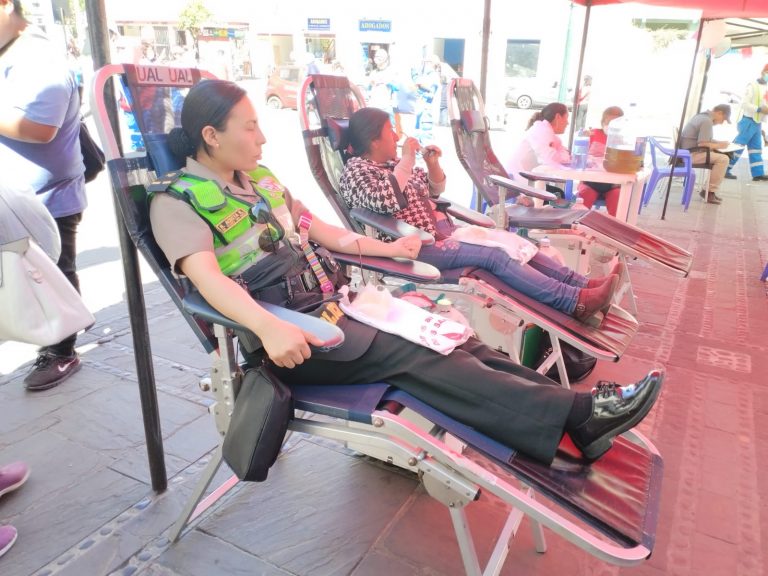 Realizan campaña de donación de sangre en la plaza España