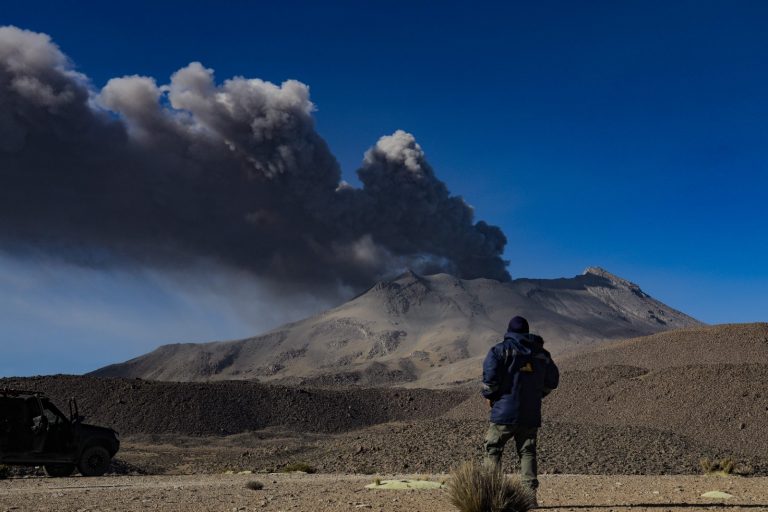 Volcán Ubinas: Cenizas afectan a población de tres regiones