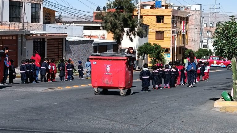 Estudiantes de inicial del colegio José Gálvez exponen su seguridad al salir a marchar a la calle