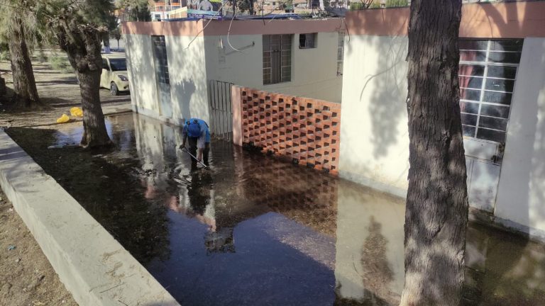 Paucarpata: Rotura de tubería ocasiona inundación en casa de personas invidentes