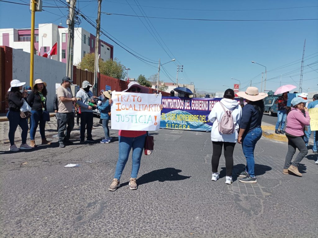 Trabajadores contratados del GORE en su tercer día de lucha FOTO: Rosa Cabanillas