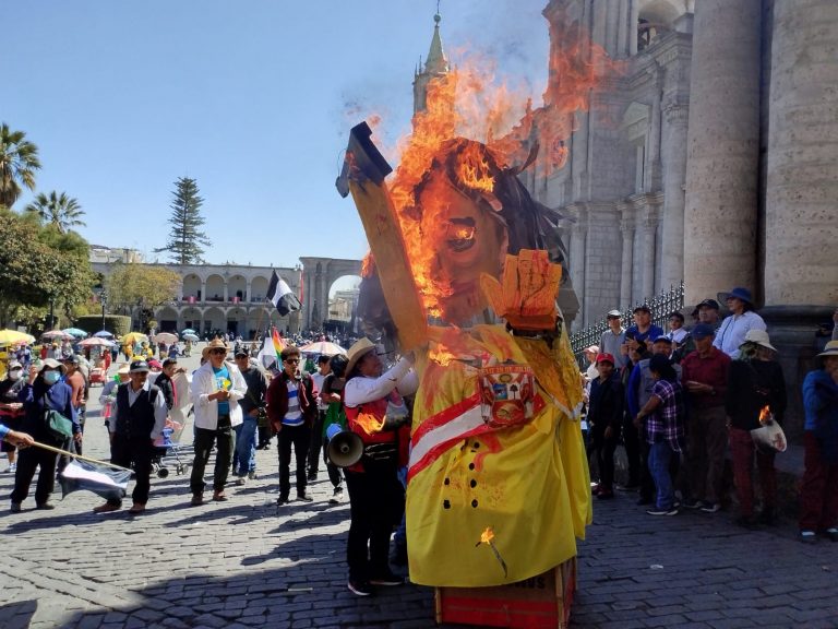 Tercera toma de Lima: Manifestantes queman un muñeco alusivo a la presidenta Dina Boluarte