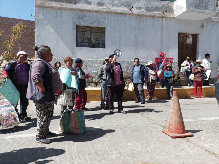Socabaya: Realizan plantón para exigir la devolución del quiosco del canillita Quintín Laura