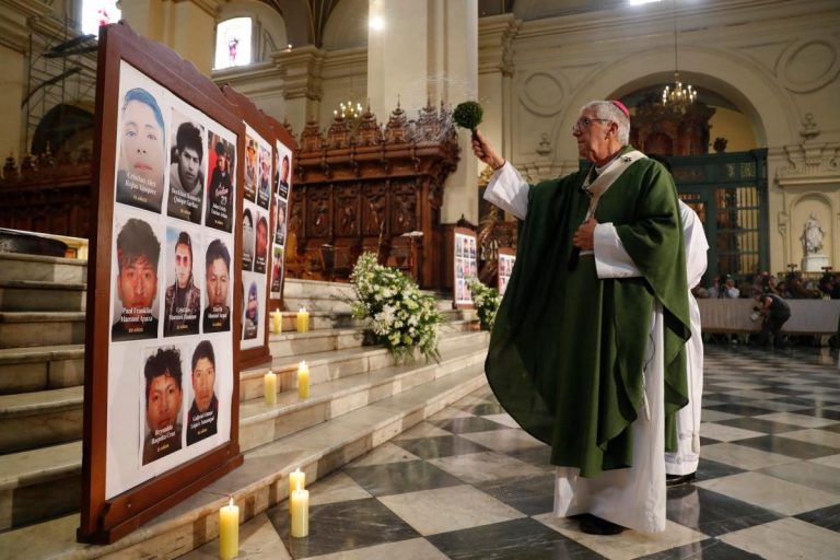 Arzobispo de Lima invocó a mantener la paz ante jornada de protestas 