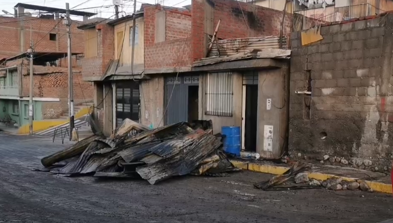 Socabaya: Incendio en Cerro Salaverry deja una vivienda consumida por las llamas y un herido