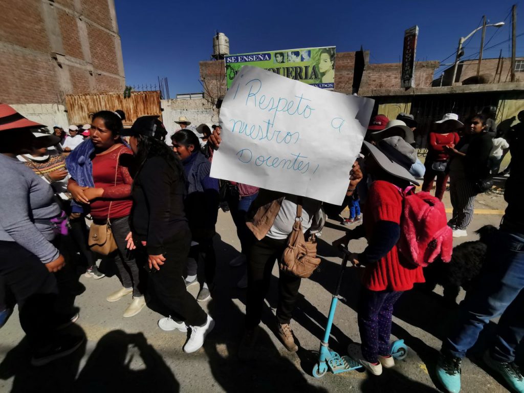 Padres de familia del colegio San Martín de Porres exigen la salida de la directora por maltrato psicológico FOTO: HBA Noticias