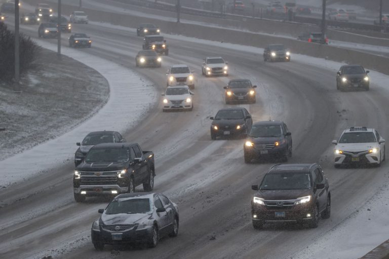 Tormentas azotan el Este de EEUU: Dos Muertos y apagones masivos