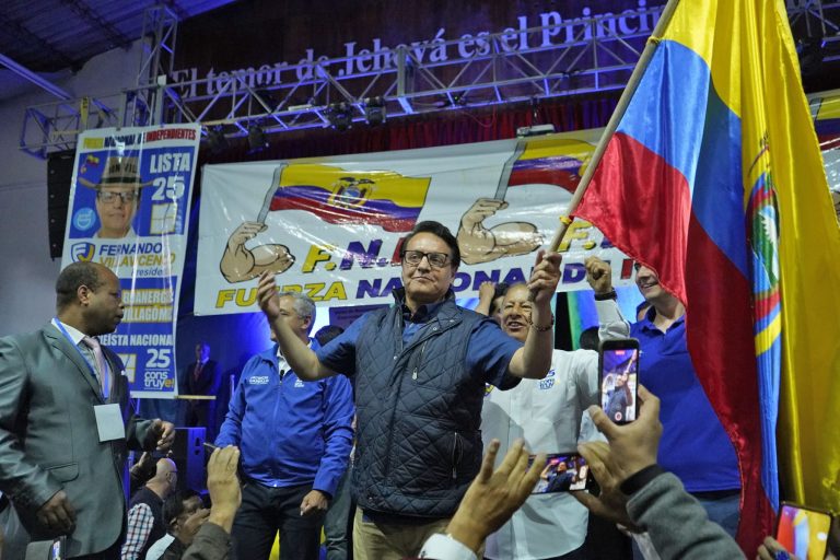 Ecuador mantiene fecha de elecciones a pesar del asesinato de un candidato presidencial