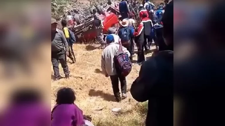 Trágico accidente en Huancavelica: Volcadura de combi de beneficiarios de Pensión 65 deja dos fallecidos