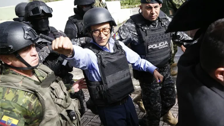 Ecuador: Christian Zurita, quien reemplaza al fallecido Villavicencio acudió a votar con casco y chaleco antibalas