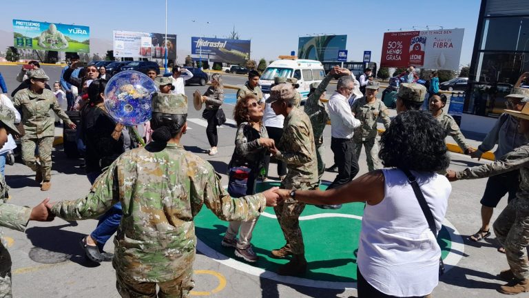 Soldados bailaron y cantaron con turistas en el Aeropuerto Alfredo Rodriguez Ballón