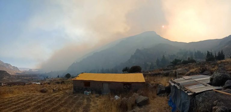 Incendio forestal en Tuti genera gran humareda que se expande en el Colca