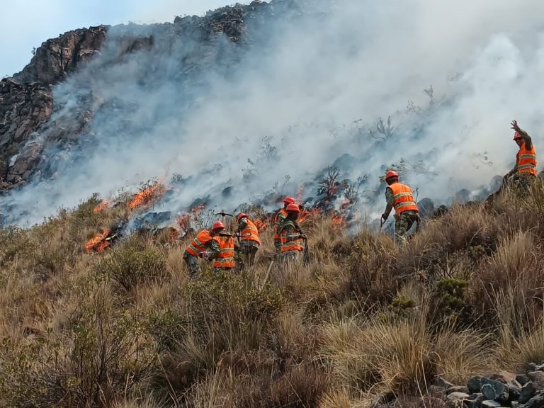 Caylloma: Personal del Ejército llegó a Tuti para intentar sofocar incendio forestal