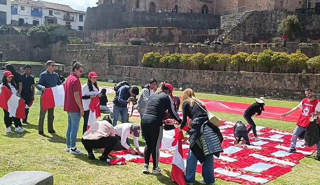 Cusco: Rompen récord Guinness por la bandera más grande