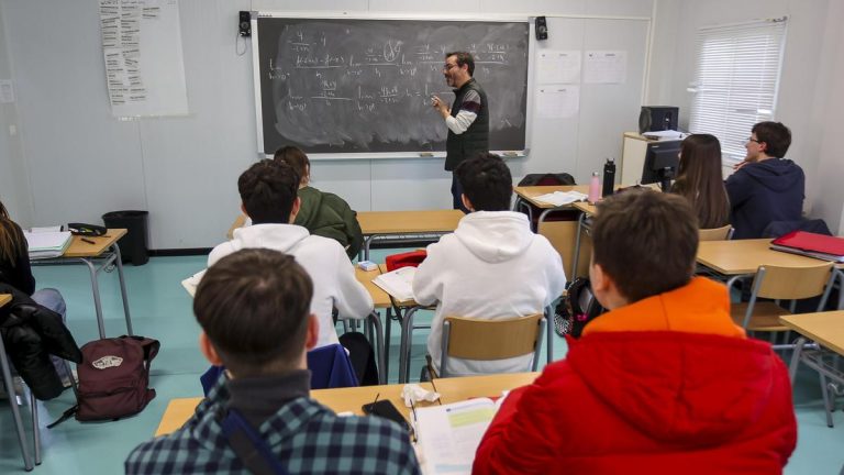 Se subirá el salario mínimo a los profesores