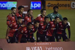 Alineación de Melgar con línea de 3 ante Universitario.