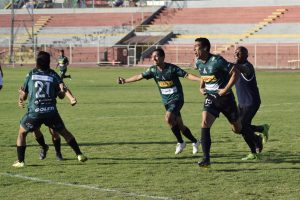 Renzo Valdez anotó un doblete para el triunfo de Huracán.