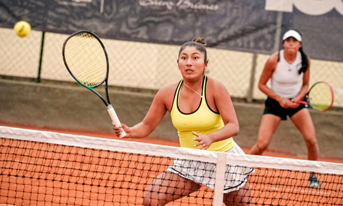 Romina Ccuno compitiendo en dobles en Argentina.