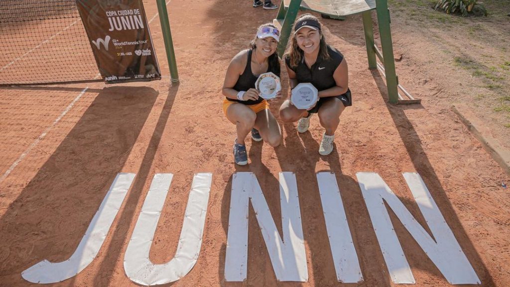 Romina Ccuno y VIctoria Rodríguez con los trofeos del primer lugar del ITF W25 en Junín.