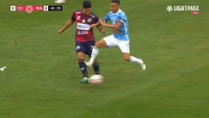 Jugada entre Yotún y Ampuero debió ser considerada para una tarjeta roja.