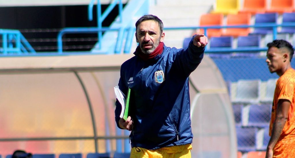 Juan Manuel Azconzábal dirigiendo un entrenamiento en Deportivo Binacional.