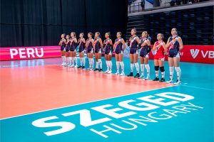 Equipo peruano en su ´primer triunfo en la cita mundialista de vóleibol.