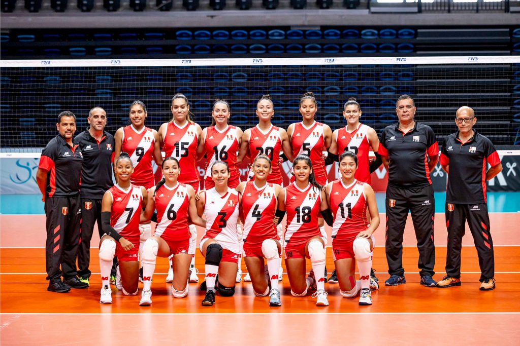 Equipo de Perú en el Mundial de Vóleibol Sub-19 en Croacia y Hungría.