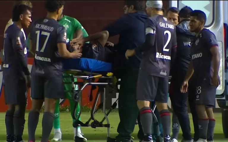 Paolo Reyna sufrió grave lesión y tuvo que se retirado del estadio en una ambulancia (VIDEO)