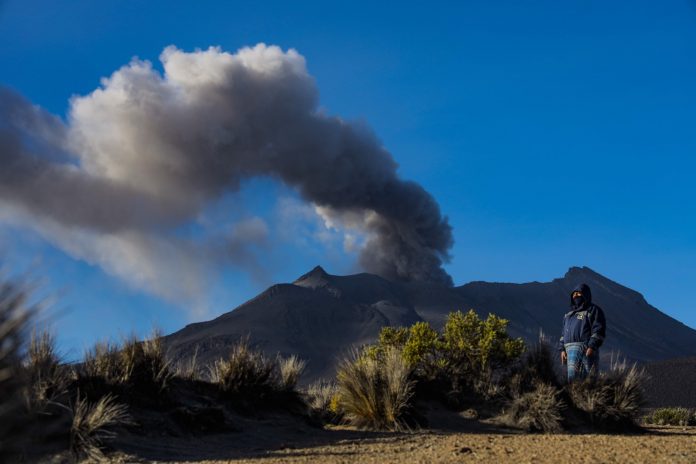 Se registró una nueva emisión de cenizas en el volcán Ubinas FOTO: Diego Ramos / HBA Noticias