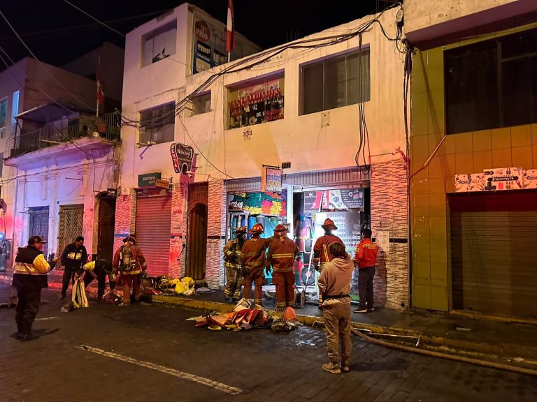 Cortocircuito habría provocado incendio en establecimiento de la calle San Camilo