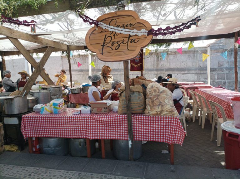 Festival del adobo Caymeño se desarrolló desde la plaza principal de Cayma