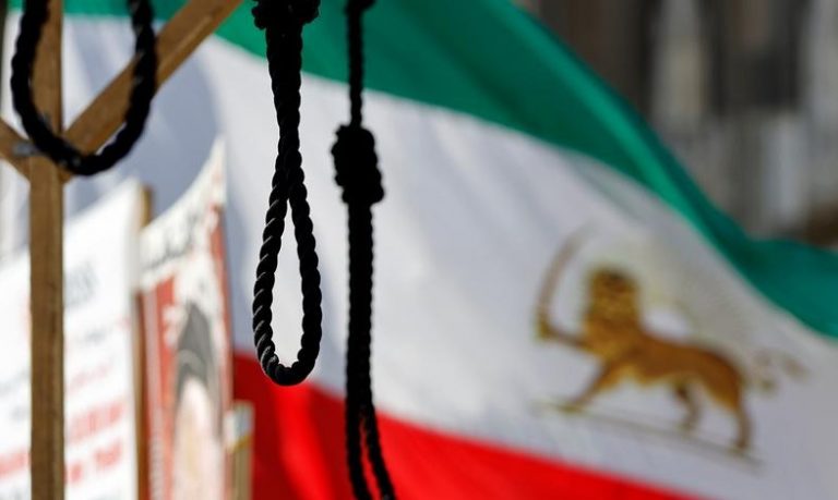 Irán ejecutó a cinco hombres condenados por violación en grupo a una mujer