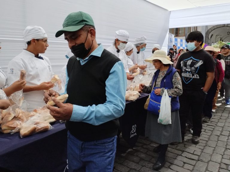 Ciudadanos hicieron largas colas para obtener pan de tres puntas gratis