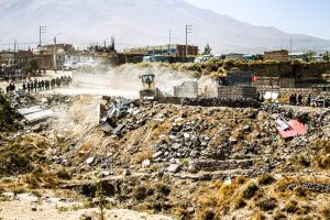 Se derribareon las viviendas que estaban ocupando terrenos del estado en Cayma FOTO: MPA
