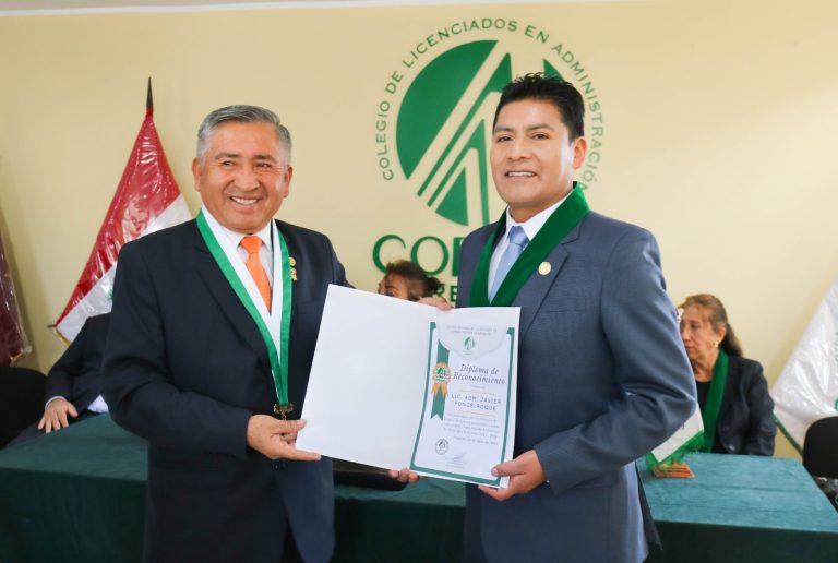 Alcalde de Puno se afilió al Colegio Regional de Licenciados en Administración en Arequipa