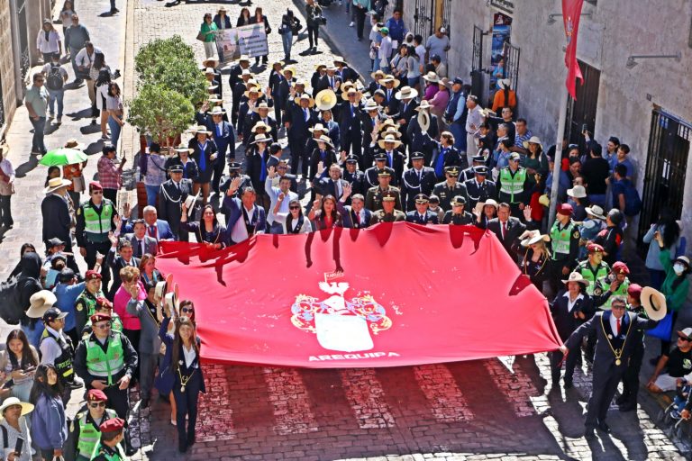 Alcalde, autoridades, regidores y funcionarios participaron en paseo de bandera y estandarte de Arequipa