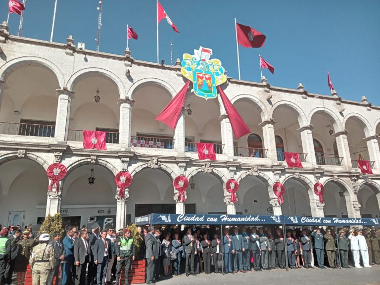 Realizan izamiento del Pabellón Nacional y de la Bandera de Arequipa por los 483° Aniversario de Arequipa