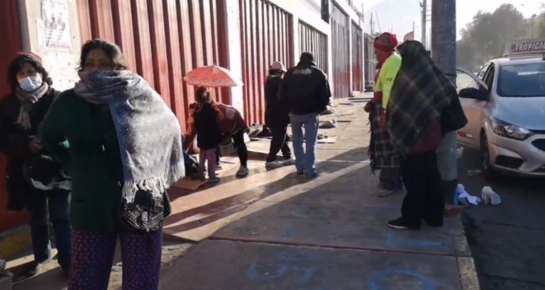 Personas acampan en la av. Independencia para observar el Corso de la Amistad 2023