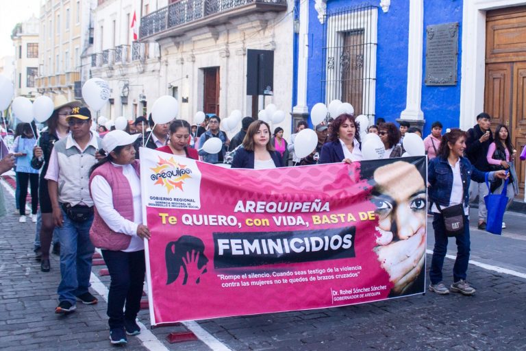 Marcha de ataúdes blancos: Llamado urgente para detener los feminicidios en Arequipa