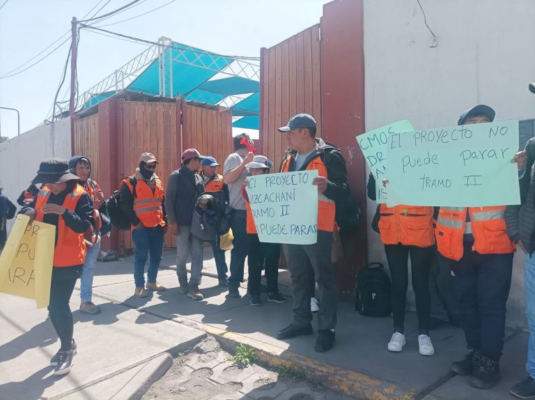 Trabajadores de construcción civil realizan protesta contra el GORE para exigir reinicio de obra vial