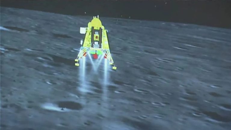 Sonda Chandrayaan-3 de la India logra exitoso alunizaje en el Polo Sur Lunar