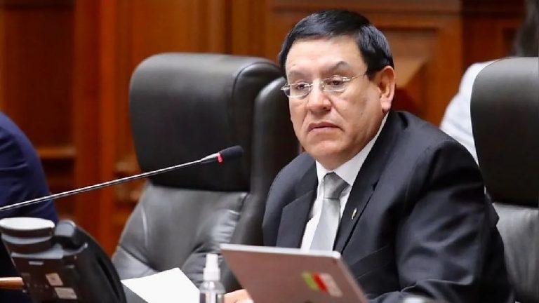 Alistan moción de censura contra Alejandro Soto