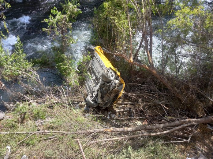 auto terminó a orillas del Río Chili tras accidente en la Av. La Marina FOTO: Rosa Cabanillas / HBA Noticias