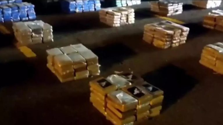 Panamá incautó 890 paquetes de droga hallados en dos contenedores procedentes de Perú