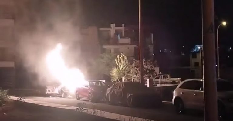 Sachaca: Camioneta se incendió en la urbanización ‘El Ensueño II’ (VIDEO)