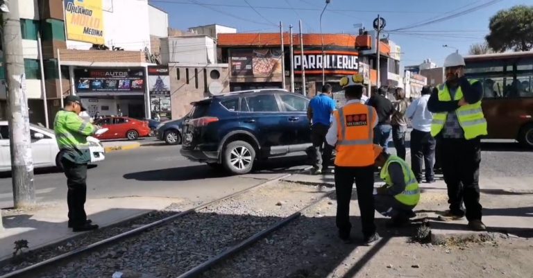 Sachaca: Camioneta fue arrastrada por un camper de tren cuando intentó ganarle el pase