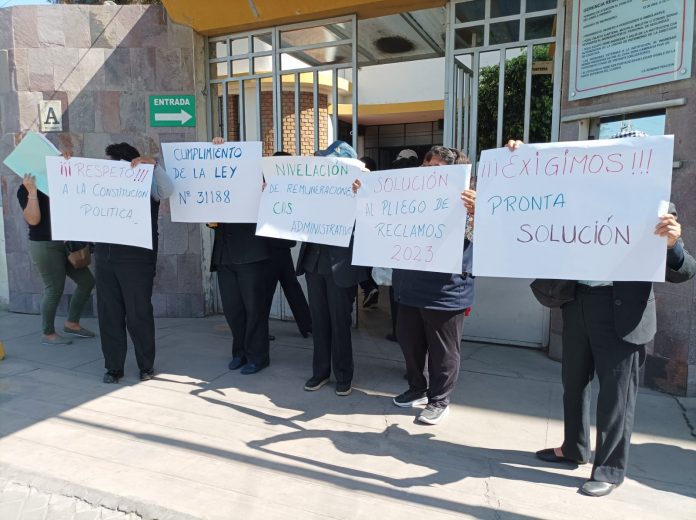 Administrativos del Hospital Honorio Delgado iniciaron huelga indefinida FOTO: HBA Noticias