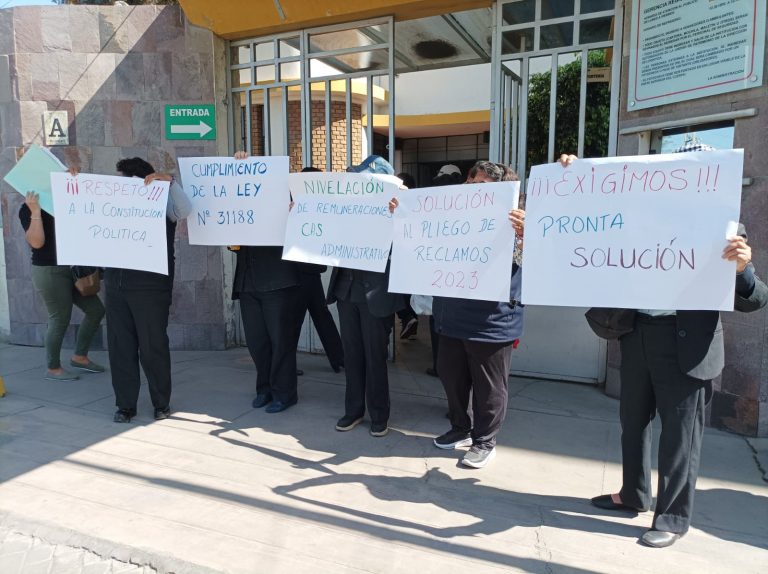 Trabajadores administrativos del hospital Honorio Delgado iniciaron una huelga indefinida