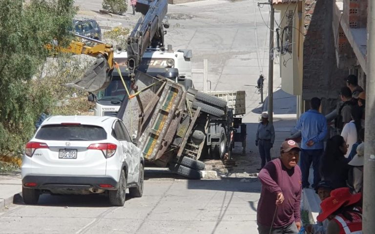 Cayma: Volquete chocó contra camioneta y derribó poste de luz